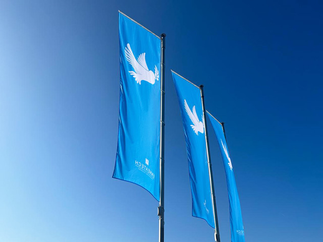 Enneatech Flaggen mit Friedenstauben