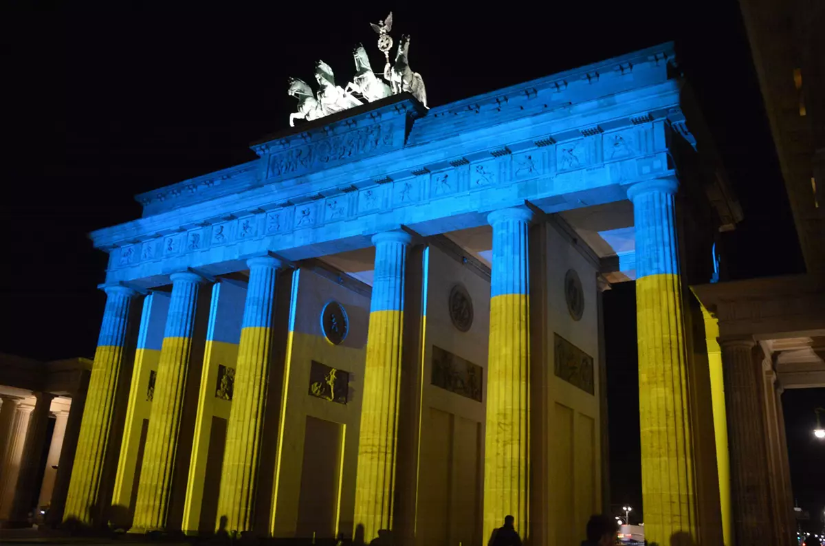 Brandenburger Tor mit Ukrainischer Flagge